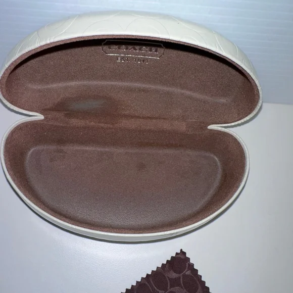 Coach Cream Beige Brown Signature Glasses Hard case
One Size Not Perfect - Picture 5 of 7